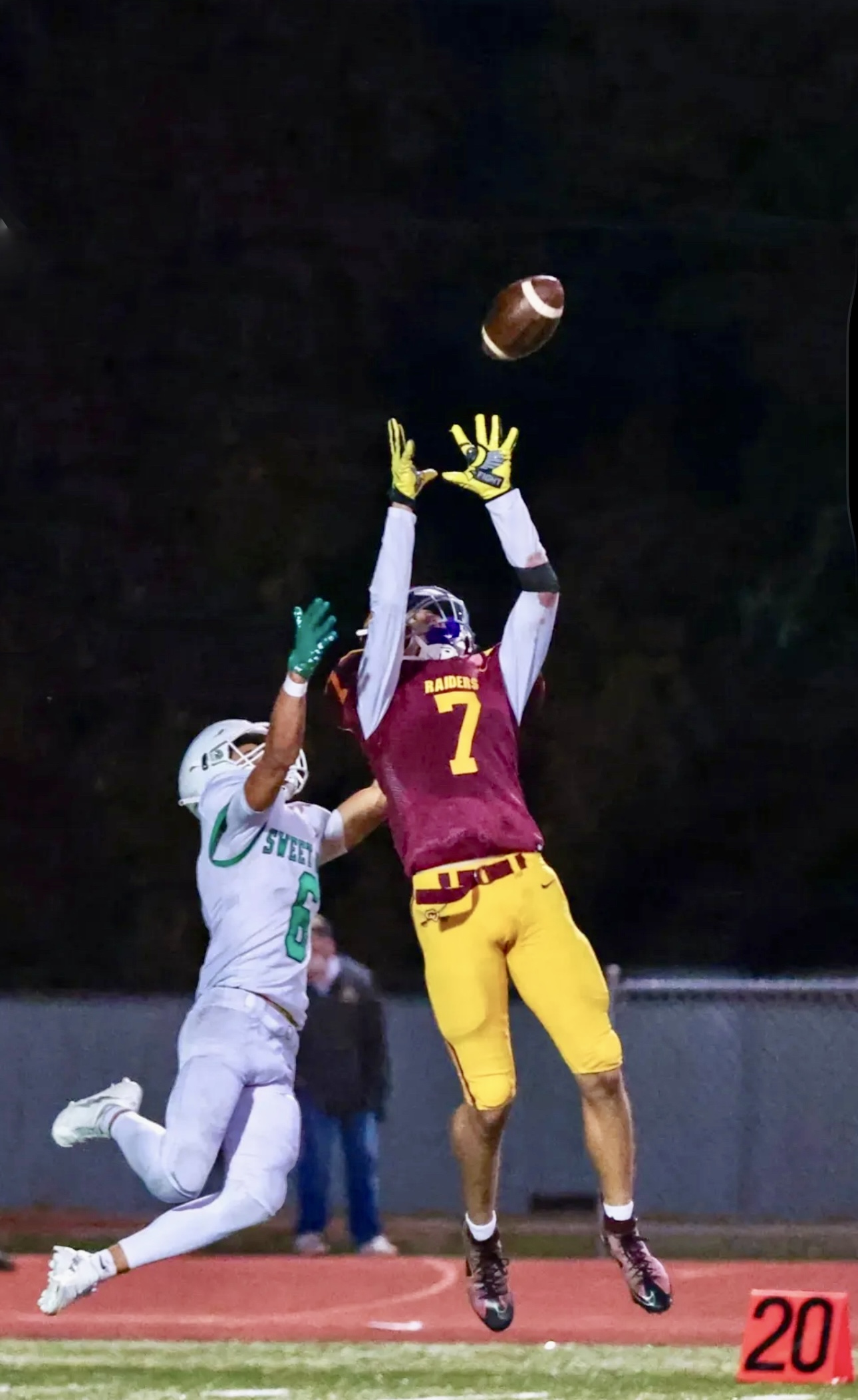 Sterling Holland #7 high-pointing a catch